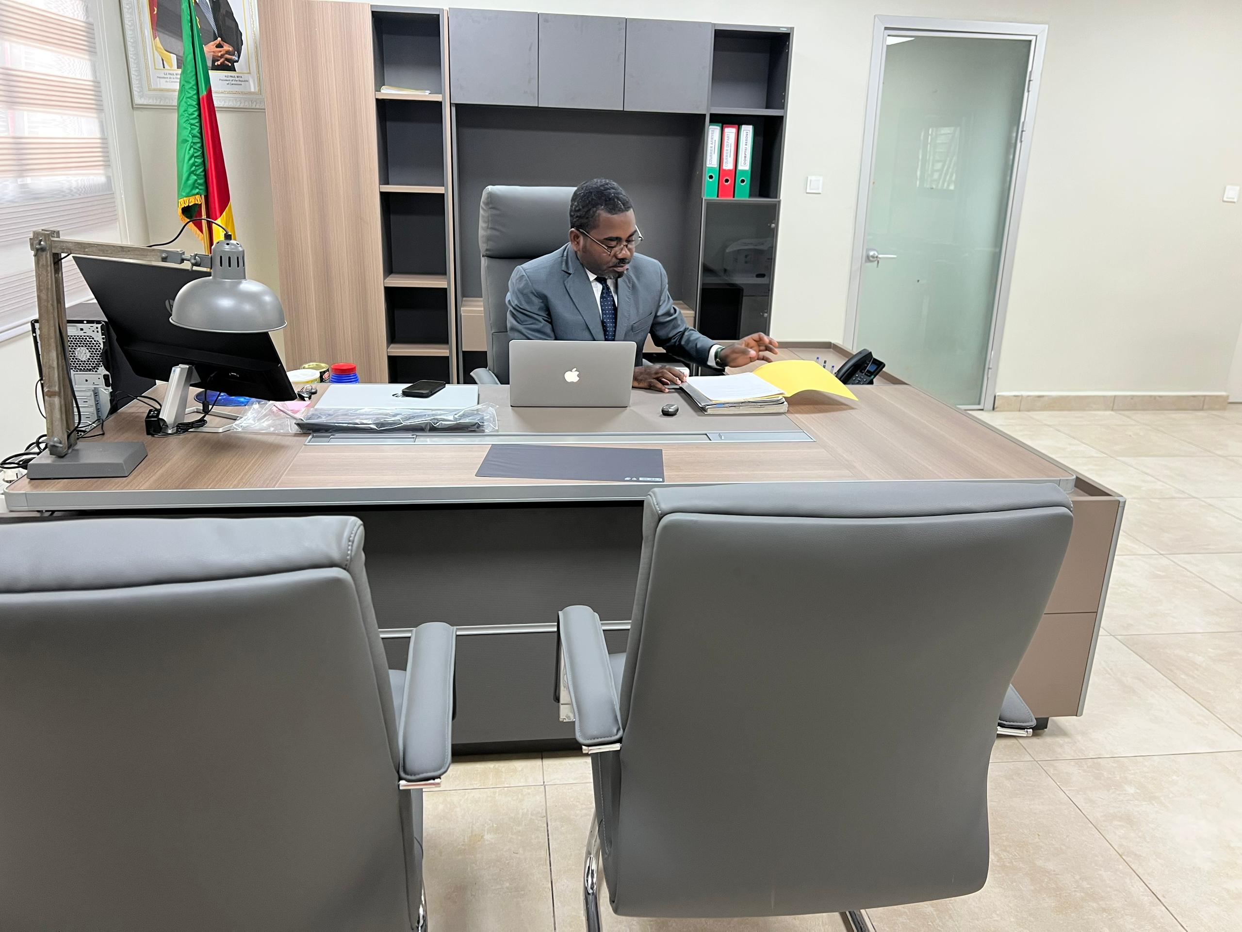 Jean Junior ZEH ZEH – DG AGRH Consulting à son bureau